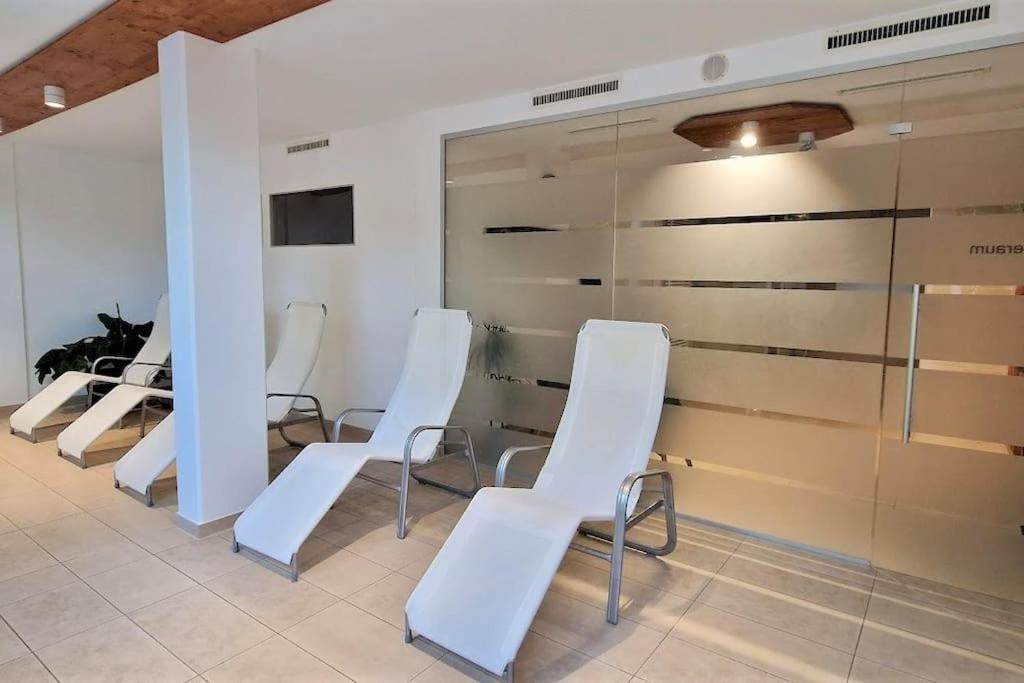 2-Zimmer Wohnung, Pools, Sauna Und Balkon Санкт-Энгльмар Экстерьер фото